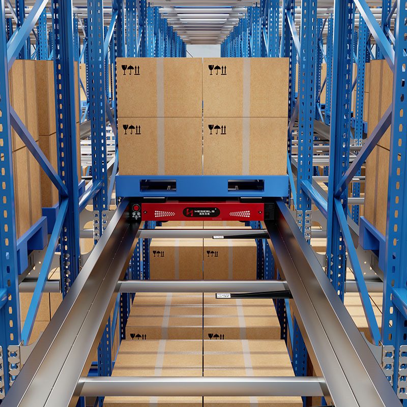 Robot shuttle transportando un pallet entre estanterías de un almacén automatizado